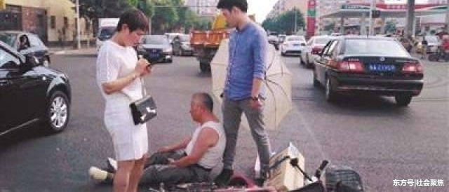 大爷摔倒在路上,大叫:“我有医保不讹人,扶我起来锛