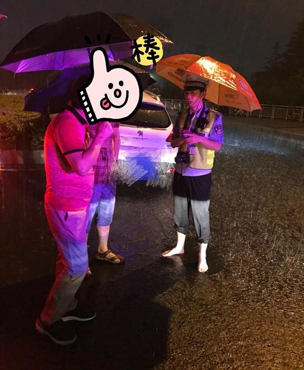 突降暴雨事故陡增,交警赤脚现场处理
