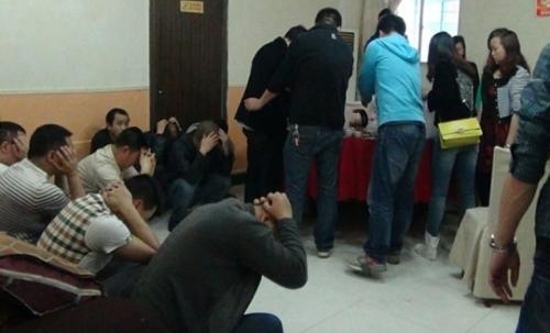 男子每天看到自己楼下一屋子里有很多人同吃同睡,他立马报警了