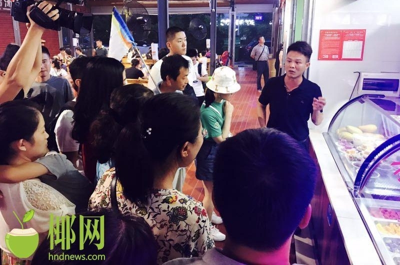海口夜市首接旅游团队 游客赞夜景美空气好美食全