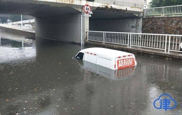 【津云突发】地道水深1.5米两车误入趴窝