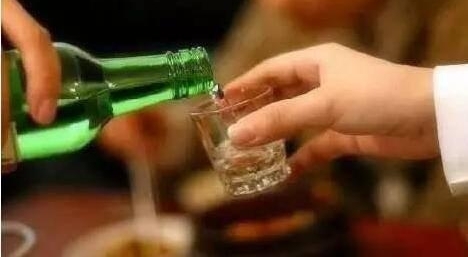 半斤白酒下肚 男乘客砸碎行驶中火车窗户