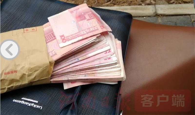 洛阳环卫工人拾到两万现金 烈日下苦等失主
