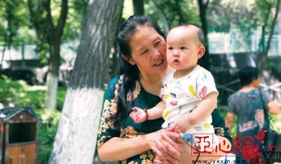 高温炙烤热难耐 乌鲁木齐市民公园寻清凉