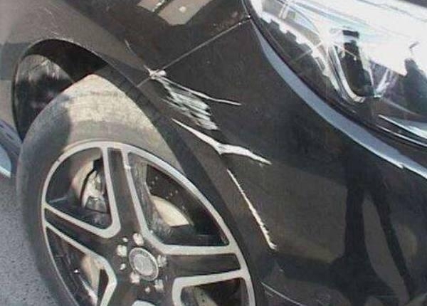 ���ﲻС�Ĳ��˺�������������ȥ����ȡǮ��Ƴ��һ��ǽ����������