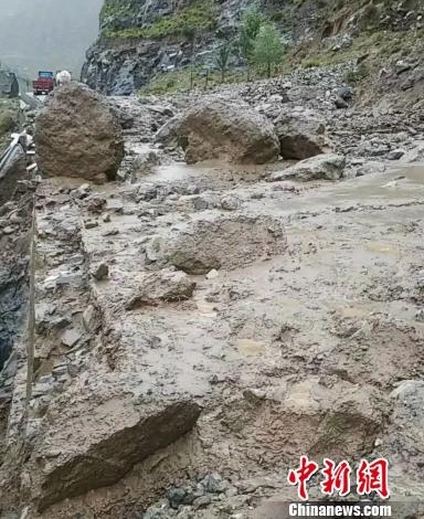 泥石流致川藏公路318国道西藏仁布段交通中断