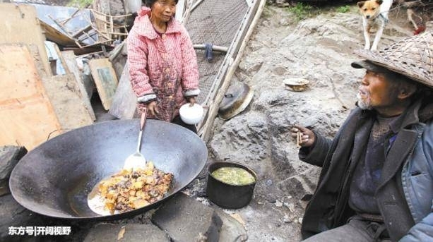 85岁老夫妻宁愿住山洞与虫鼠为伴,也不愿在敬老院被人伺候