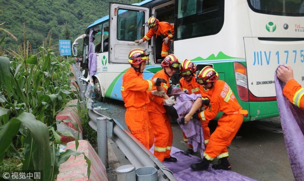 客车被滚石砸中 司机死亡多人受伤
