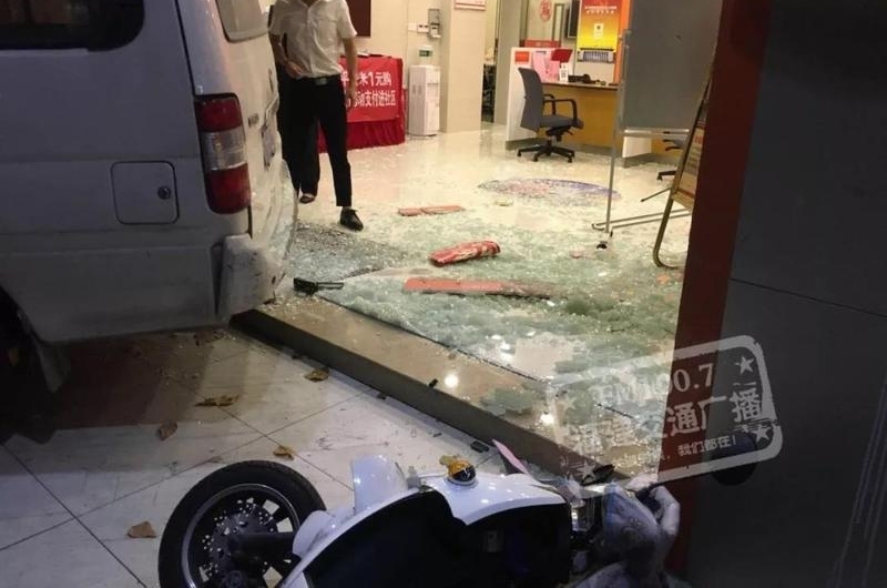 ���ŵ�ɲ��������һ����ײ����ų�����У�