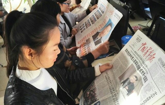 阜南县于集中小学校广大教师——读书增长才干,读报丰富人的知识