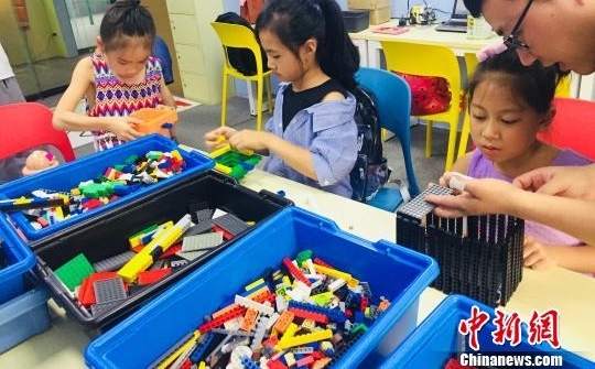 中国学生族催热“暑假经济” 家长直呼变“烧钱季”