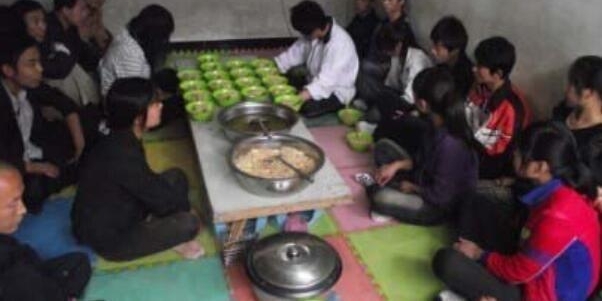 男子每天看到自己楼下一屋子里有很多人同吃同睡,他立马报警了