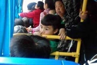 3岁孩子在公车上哭闹,大妈:不能安静点?宝妈的做法让乘客称赞