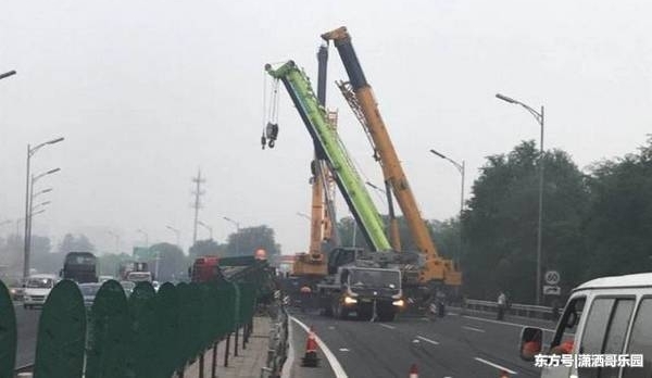 �����廷��·�������������ؽ�ͨ�¹ʣ��������ʻ�ұ�ײ����Ƥ