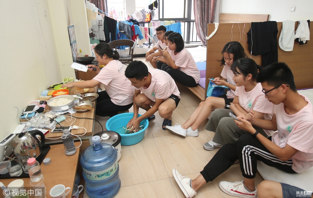 生存挑战!14名大学生住一间房被举报搞传销