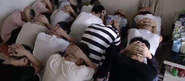 “救我 传销在后面” 机智男银行办业务写字求救