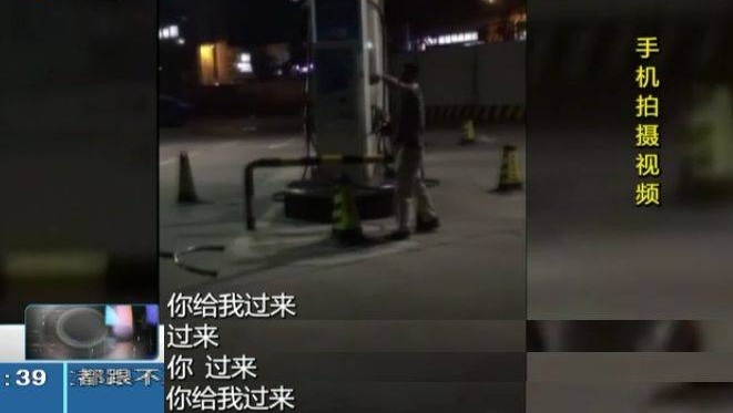 男子醉酒先殴打司机再大闹加油站,民警一招告诉他怎么样清醒最快