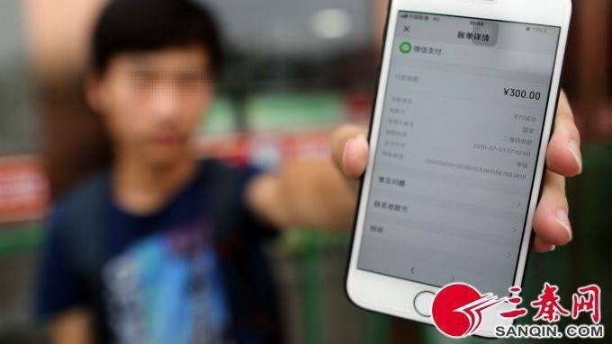 地铁口打“黑车”箱子被拉跑大学生“守株待兔”赎回行李