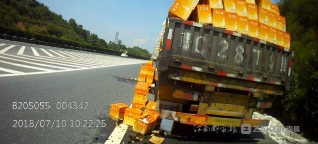 货车掉下数十箱酒 高速公路酒香扑鼻