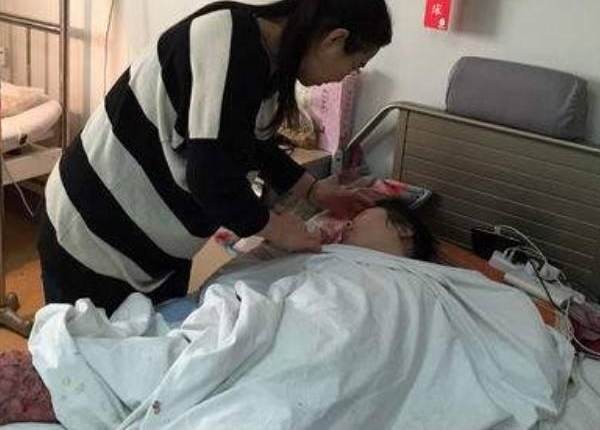���ﲻС�Ĳ��˺�������������ȥ����ȡǮ��Ƴ��һ��ǽ����������