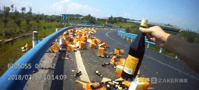 货车掉下数十箱酒 高速公路酒香扑鼻