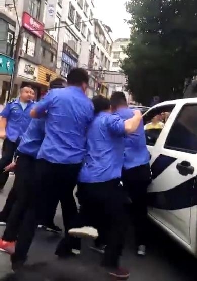 ����������ͨ�������ǹܵ���ΧŹһ���ӣ������ǹܱ�����