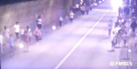 救命题!高速隧道内撞车起火 如何30分钟安全撤离351人