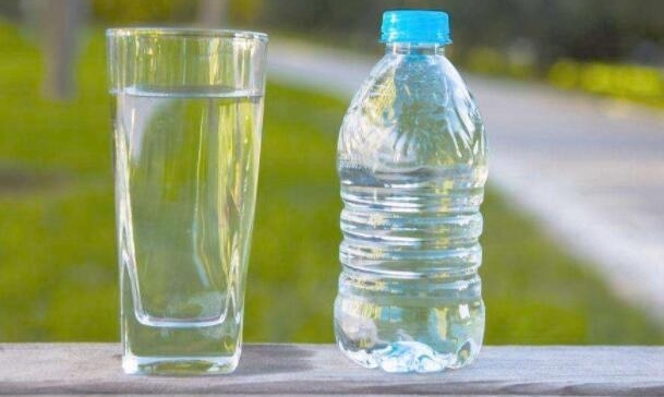 女子热心给推销员买水,然而对方却转手高价出售