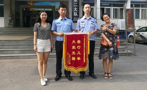 赞!小猫被困高架,多亏他们救了它