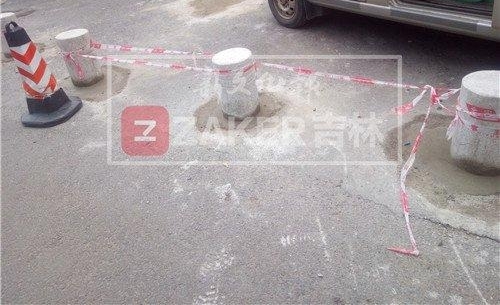 ������ԷС���ſڰ�ʯ�� , ���񿪳������ˣ�˭��˭����