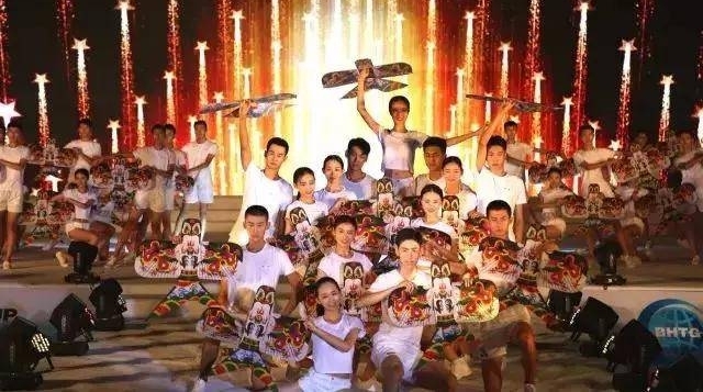 “潍”我闪亮|这个夏天,最火辣的“T台大秀”在十笏园燃爆!