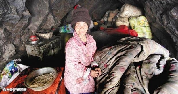 85岁老夫妻宁愿住山洞与虫鼠为伴,也不愿在敬老院被人伺候