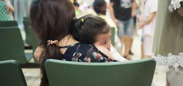 3岁孩子在公车上哭闹,大妈:不能安静点?宝妈的做法让乘客称赞