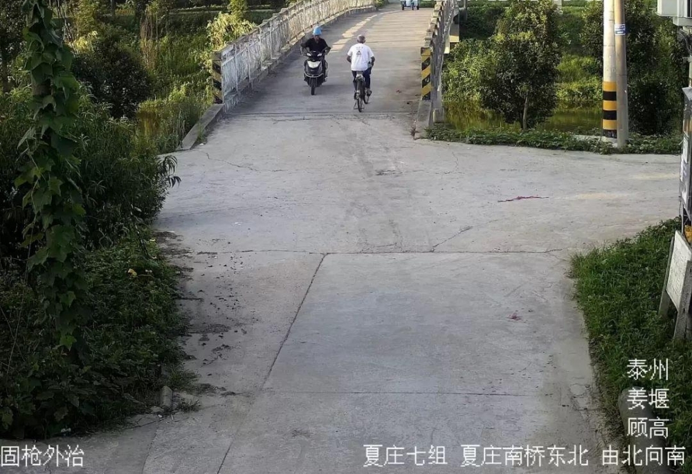 带蓝色头盔的姜堰大叔别跑,你以为撞人就能跑的掉吗?