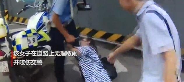 警察做了啥 竟遭女子当街撕咬 一家三口持刀飞踹