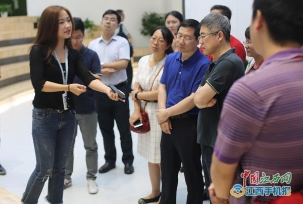 “全国党报网站总编辑看天津”一行感受国际高水平的智能语音
