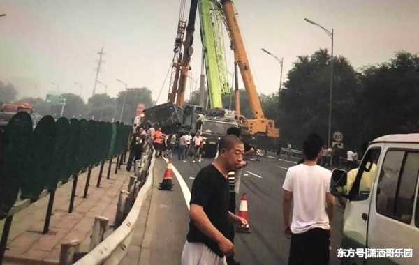 �����廷��·�������������ؽ�ͨ�¹ʣ��������ʻ�ұ�ײ����Ƥ