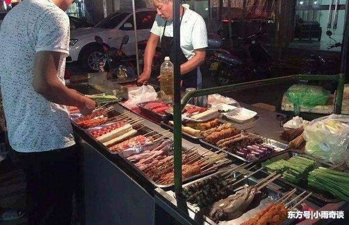 小伙吃路边摊后狂拉肚子,报警查处后发现添加剂,专家:吃多肾虚