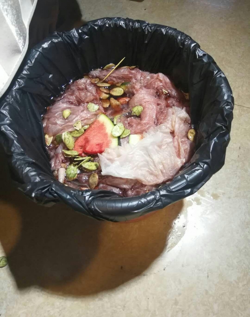 南宁小伙餐厅约见“女网友”,一顿吃了上万元,警察来了小伙懵了……