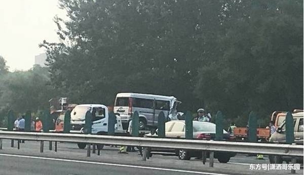 �����廷��·�������������ؽ�ͨ�¹ʣ��������ʻ�ұ�ײ����Ƥ