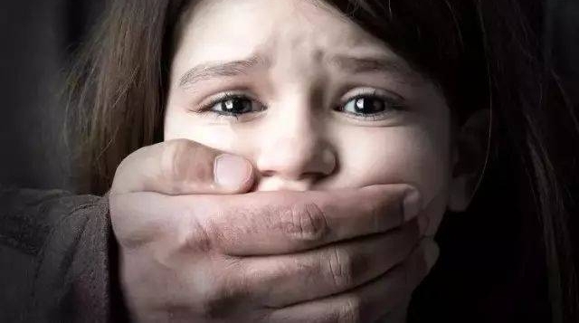 南宁多人围殴暴揍“人贩子”,结果“人贩子”没被抓,反倒自己进去了!