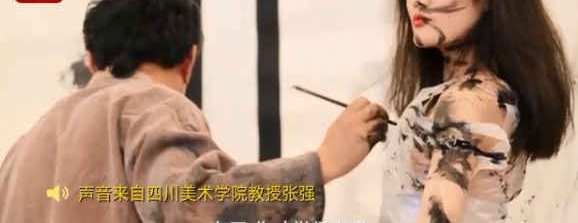 川美教授盲写书法被批“瞎胡闹” 回应:都不懂艺术