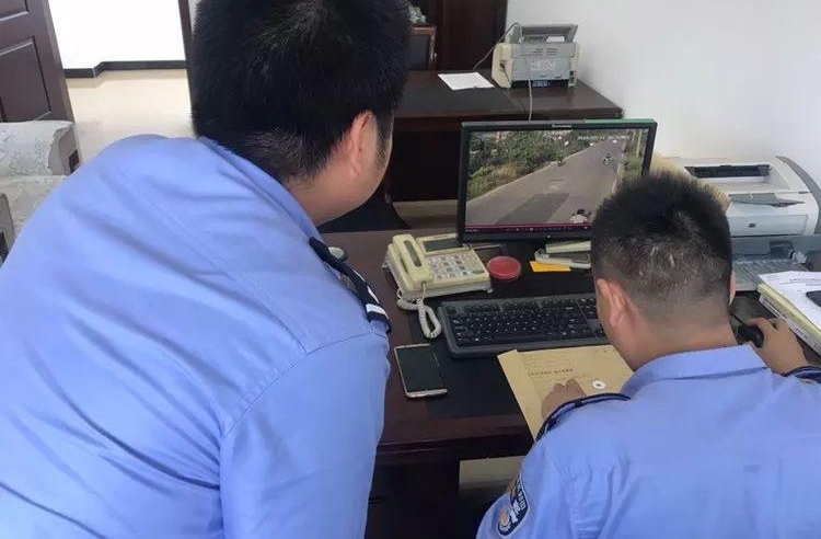 带蓝色头盔的姜堰大叔别跑,你以为撞人就能跑的掉吗?
