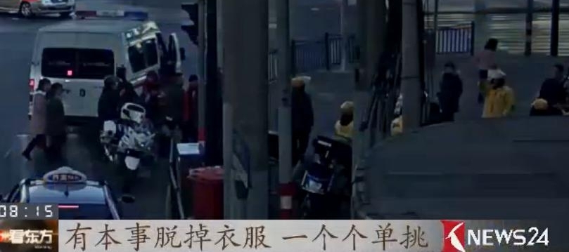 警察做了啥 竟遭女子当街撕咬 一家三口持刀飞踹