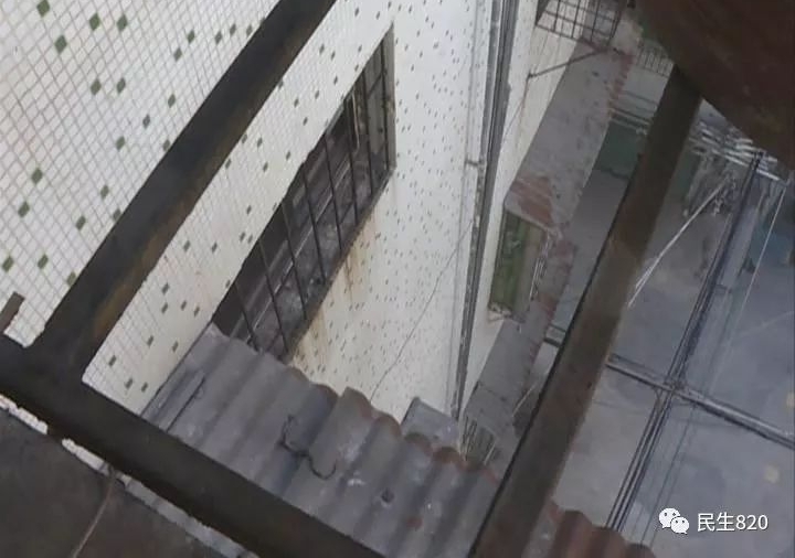 广东女子洗澡时一抬头 发现排气扇后有一双眼睛...