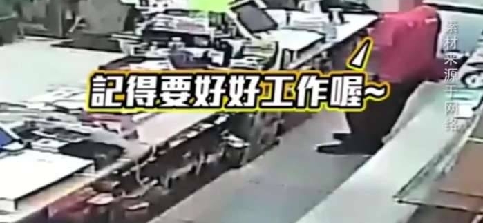 最怕空气突然安静! 劫匪遇到佛系店员, 被吓懵了不敢抢劫