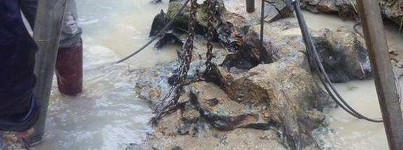 野外钓鱼鱼钩挂到不明物体, 拉上来后小伙激动的落泪