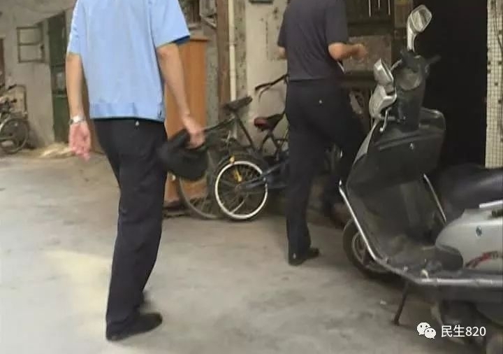 广东女子洗澡时一抬头 发现排气扇后有一双眼睛...