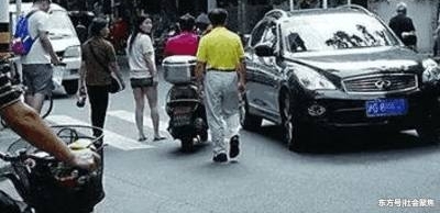 大爷摔倒在路上,大叫:“我有医保不讹人,扶我起来锛