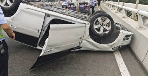 两车相撞堵路3公里乘客赶火车求助交警“压哨”进站